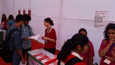 Beratungssituation an einem Messestand der Studienberatung der Hochschule Düsseldorf in Pune (Indien) 